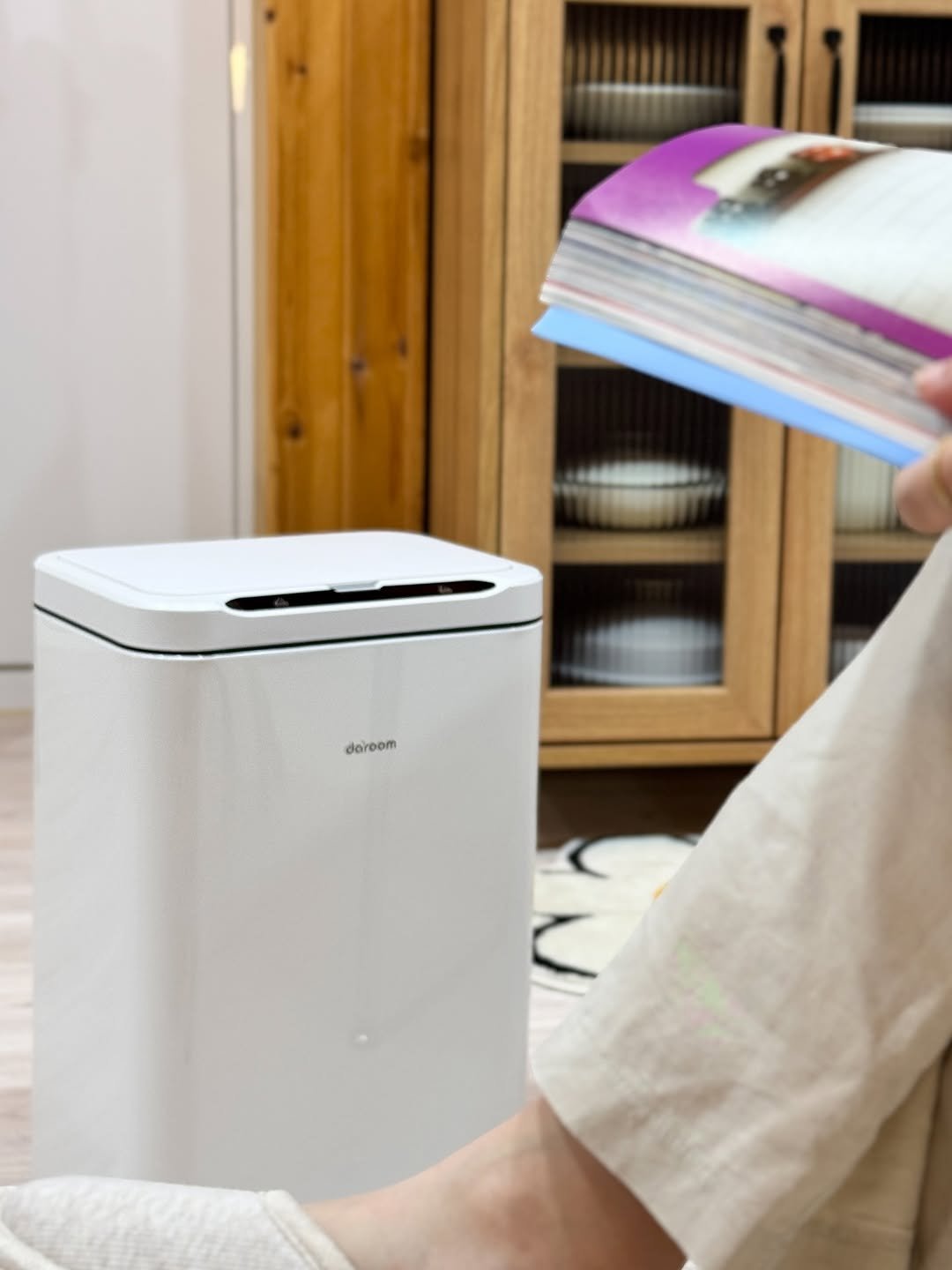 Photo shared by 냠냠부부의 집밥기록🤍 on August 09, 2025 tagging @da_room_official. May be an image of 1 person, water heater, water filter, air conditioner, thermostat, cooler, steamer, kitchen appliance, vacuum and text.