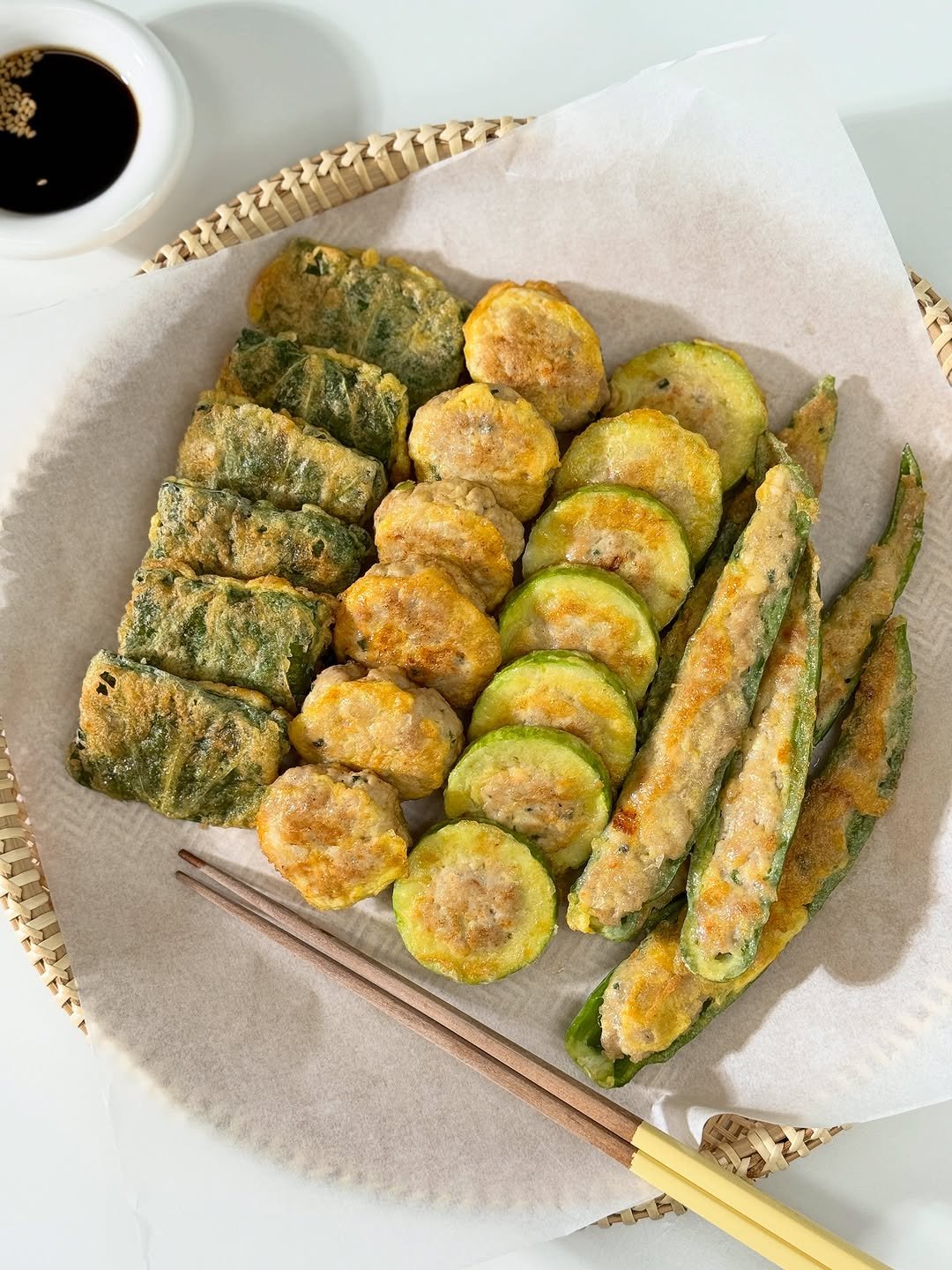 Photo by 냠냠부부의 집밥기록🤍 on September 15, 2025. May be an image of seaweed, fritter, zucchini, cucumber and text.