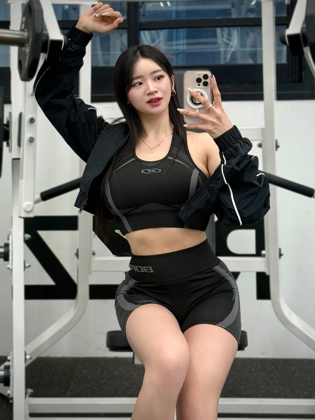 yunahing 게시물 이미지: 먹을까말까 고민했다

@borntowin.co.kr 
#본투윈 #짐웨어 #튀김우동 #누들핏