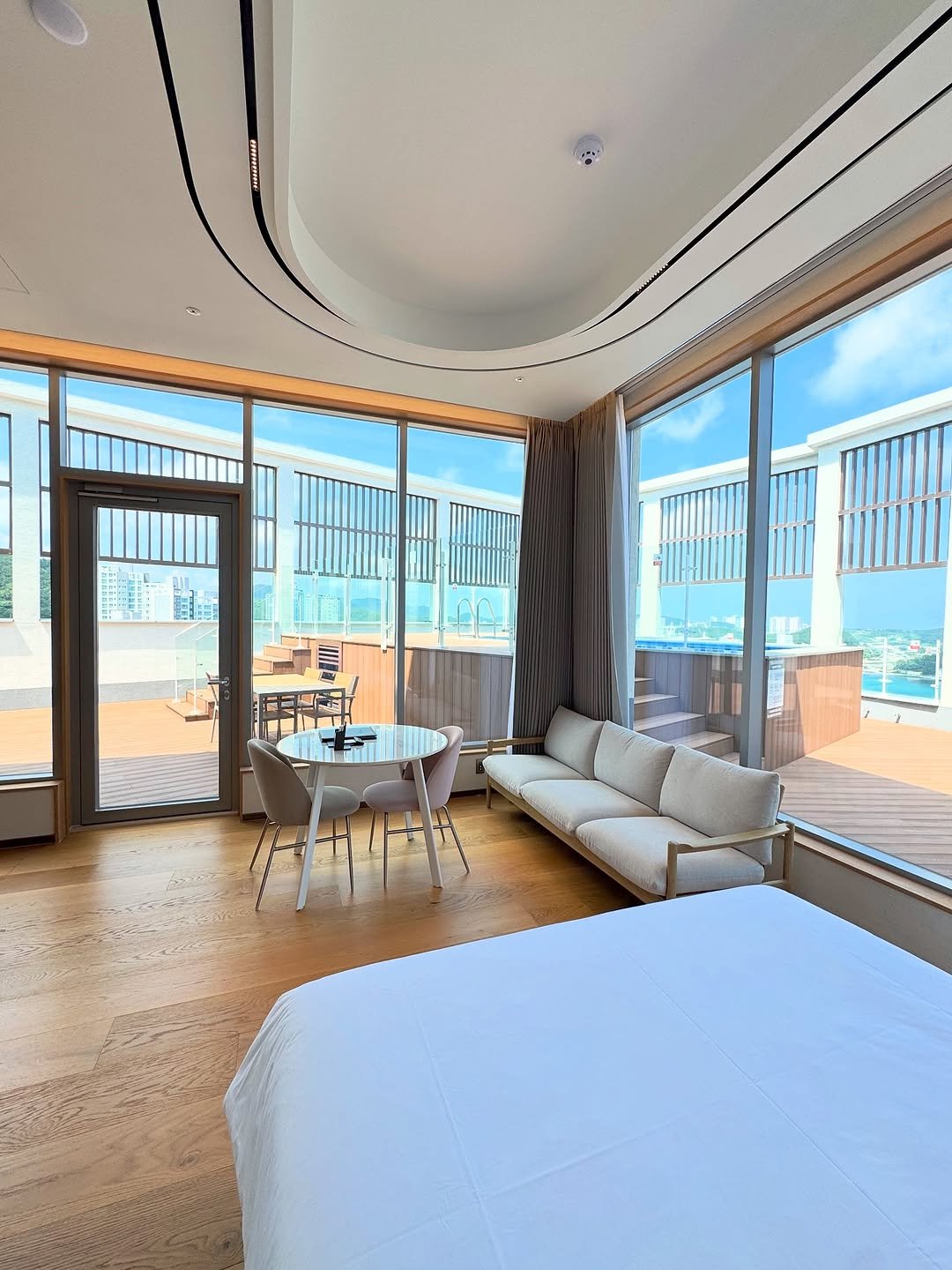 Photo by 김윤아 아이와여행 | 여행육아 | 여행팁 on August 11, 2025. May be an image of bed, chaise lounge, sliding door, indoors, bedroom and text.