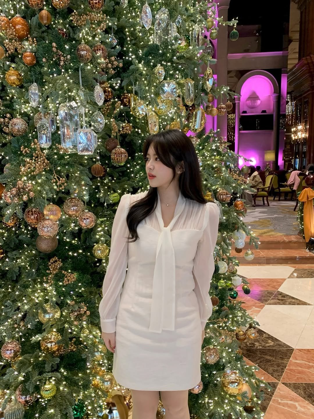 Photo by 윤하짱 ⸜❤︎⸝‍ ​| 핏폴유 on December 07, 2025. May be an image of christmas tree, dress and text.