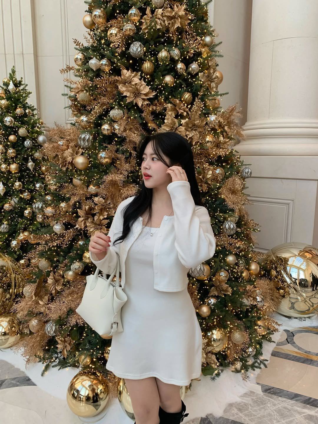 Photo by 윤하짱 ⸜❤︎⸝‍ ​| 핏폴유 on December 23, 2025. May be an image of christmas tree and text.