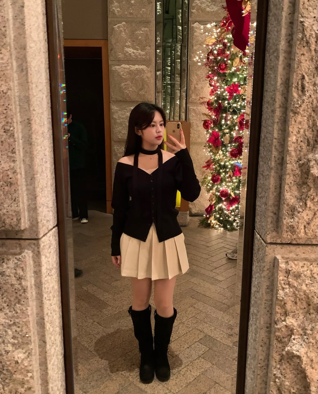 Photo by 윤하짱 ⸜❤︎⸝‍ ​| 핏폴유 on December 12, 2025. May be an image of standing, duffle coat, christmas tree, miniskirt and text.
