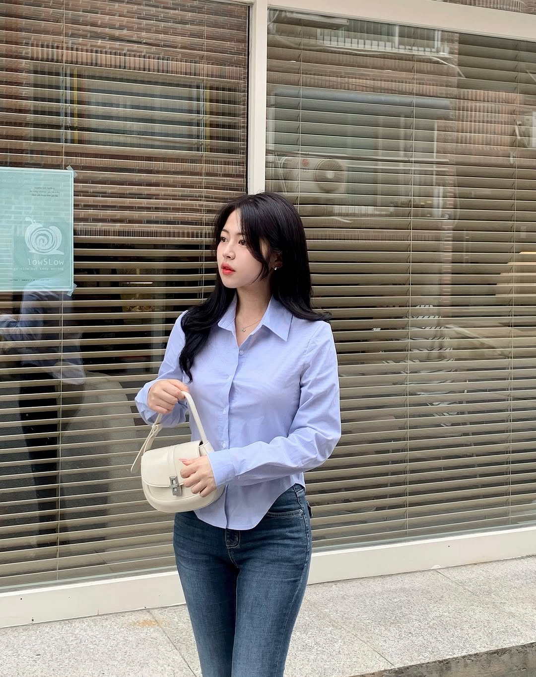 Photo by 윤하짱 ⸜❤︎⸝‍ ​| 소프트라인 on September 10, 2025. May be an image of 1 person, purse, top, cornflower and text.