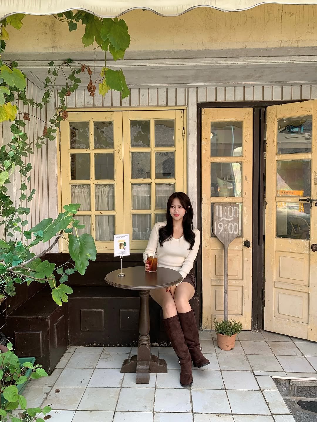 Photo by 윤하짱 ⸜❤︎⸝‍ ​| 핏폴유 on November 02, 2025. May be an image of rocking chair, door and text.