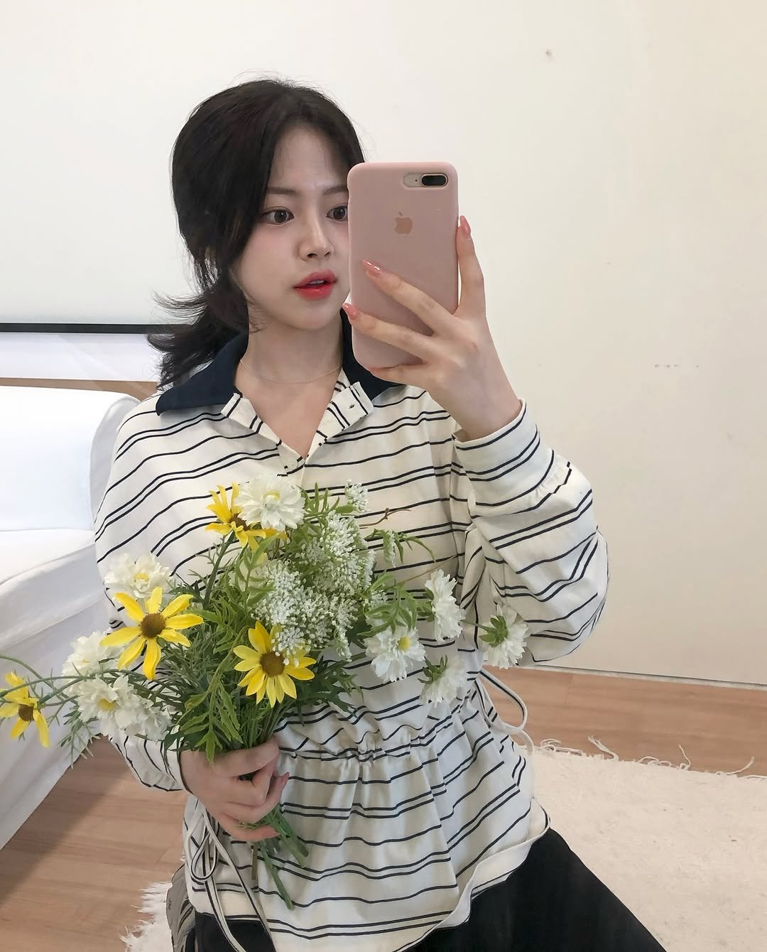 Photo by 윤하짱 ⸜❤︎⸝‍ ​| 소프트라인 on September 16, 2025. May be an image of 1 person, top, baby's-breath, white lily and text.