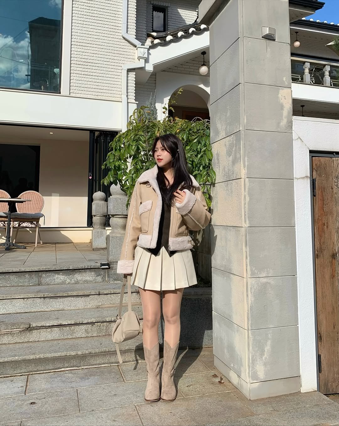 Photo by 윤하짱 ⸜❤︎⸝‍ ​| 핏폴유 on November 06, 2025. May be an image of overcoat, duffle coat, parka, overskirt, miniskirt and text.