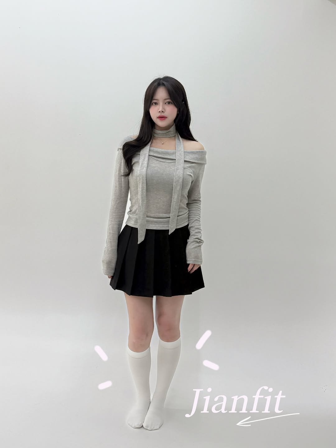 Photo by 윤하짱 ⸜❤︎⸝‍ ​| 핏폴유 on December 10, 2025. May be an image of skirt, miniskirt, top and text that says 'Jianfit'.