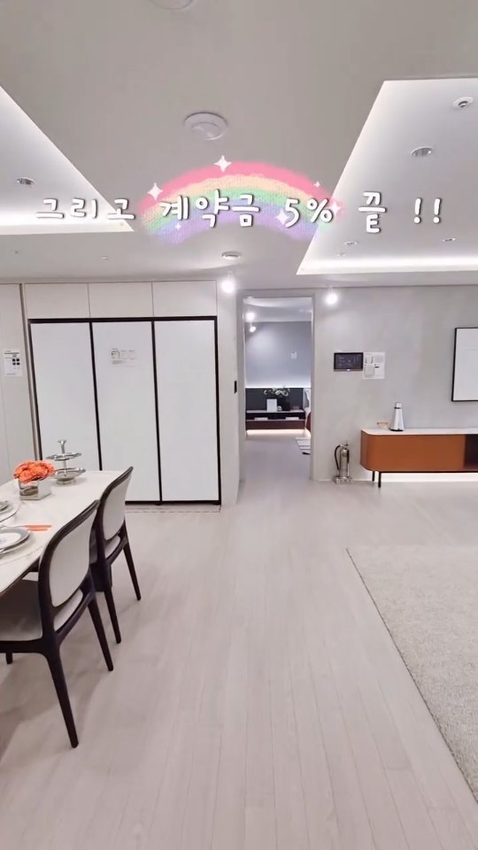 yunsoo1004 게시물 이미지: 요즘 아파트 보면
가격 보고 놀라고,
조건 보고 망설이고,
계약금 보고 조용히...