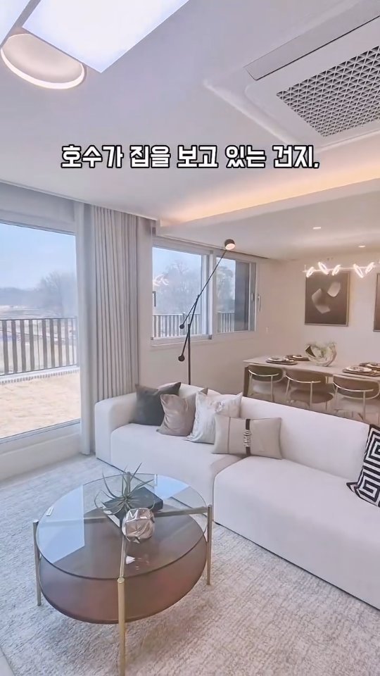 yunsoo1004 게시물 이미지: 집은 바꿀 수 있어도, 뷰는 못 바꾸죠.
호수공원 바로 앞, 그림 같은...