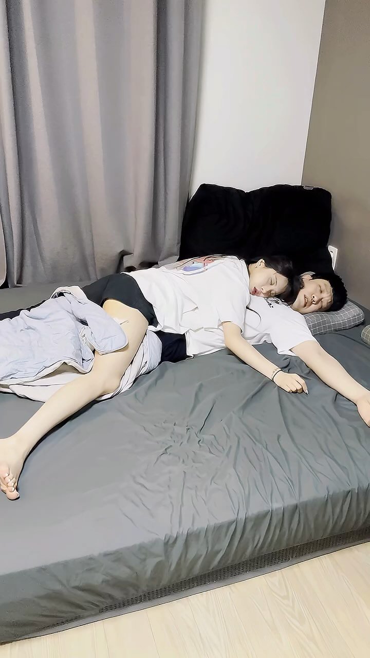 yunu_queen_96 게시물 이미지: 여자친구의 잠버릇
#커플 #잠버릇 #무의식 #fyp #couplecomedy #우주최강여친