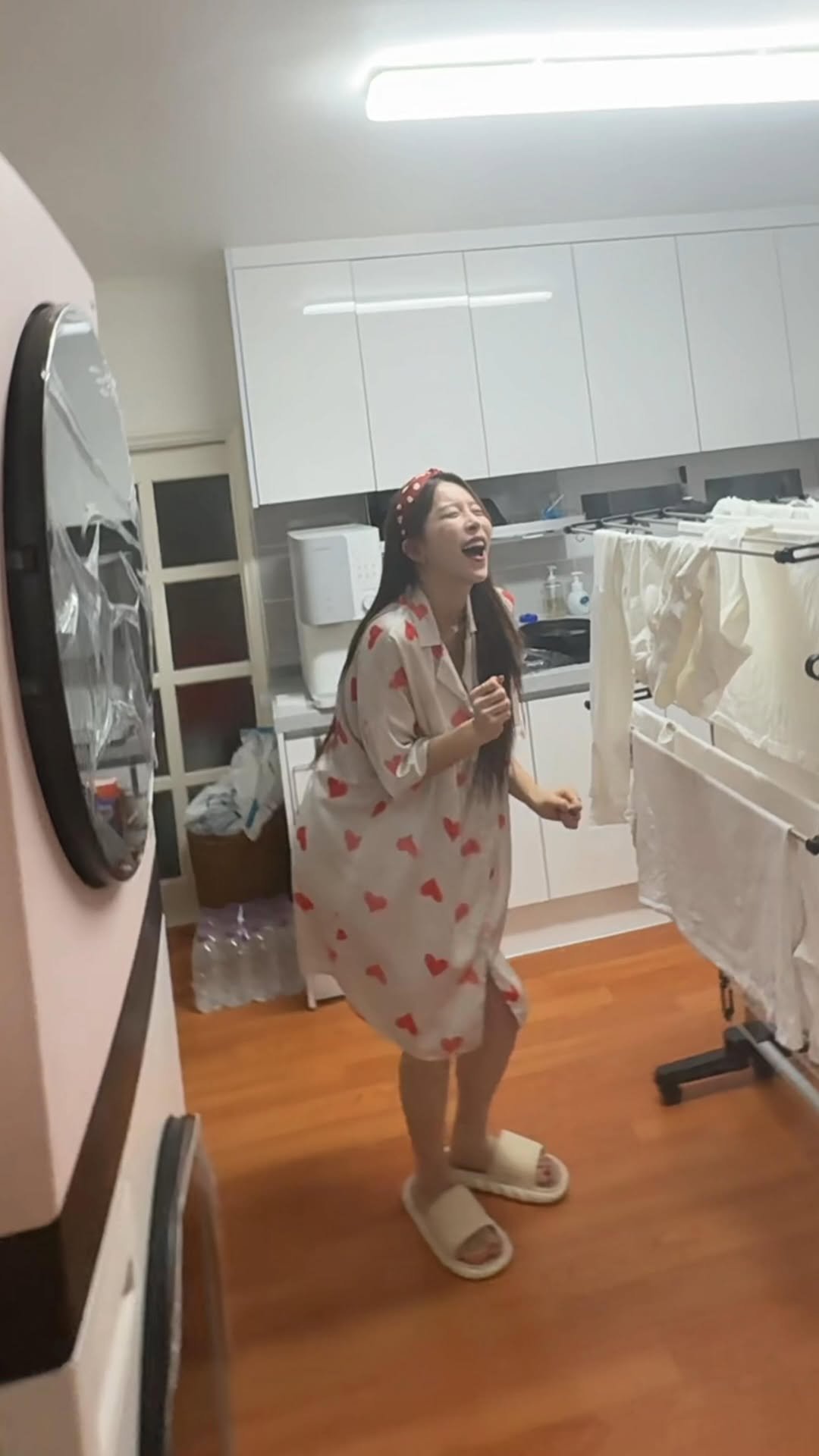 yunu_queen_96 게시물 이미지: 집안일도 즐겁게 하는 우리 여친 어떤가요?😍

#커플 #빨래 #couplecomedy #우주최강여친