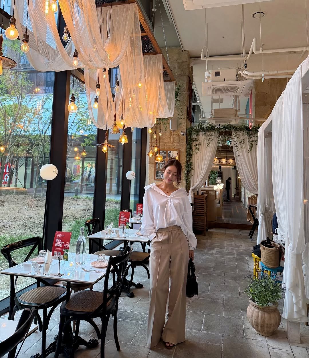 Photo shared by 오유희 유피마켓 on April 27, 2026 tagging @yupiyupi_up. May be an image of chandelier and text.