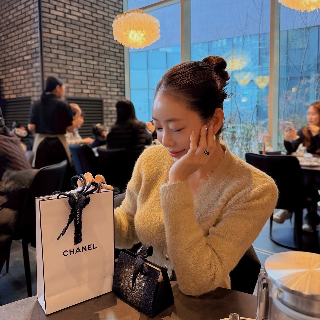 Photo shared by 오유희 유피마켓 on December 14, 2025 tagging @yupiyupi_up. May be an image of purse and text.