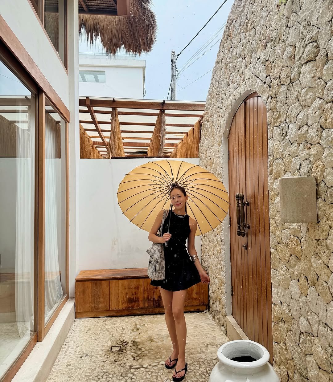Photo shared by 오유희 유피마켓 on February 17, 2026 tagging @yupiyupi_up. May be an image of sarong, parasol, umbrella, outdoors and text.