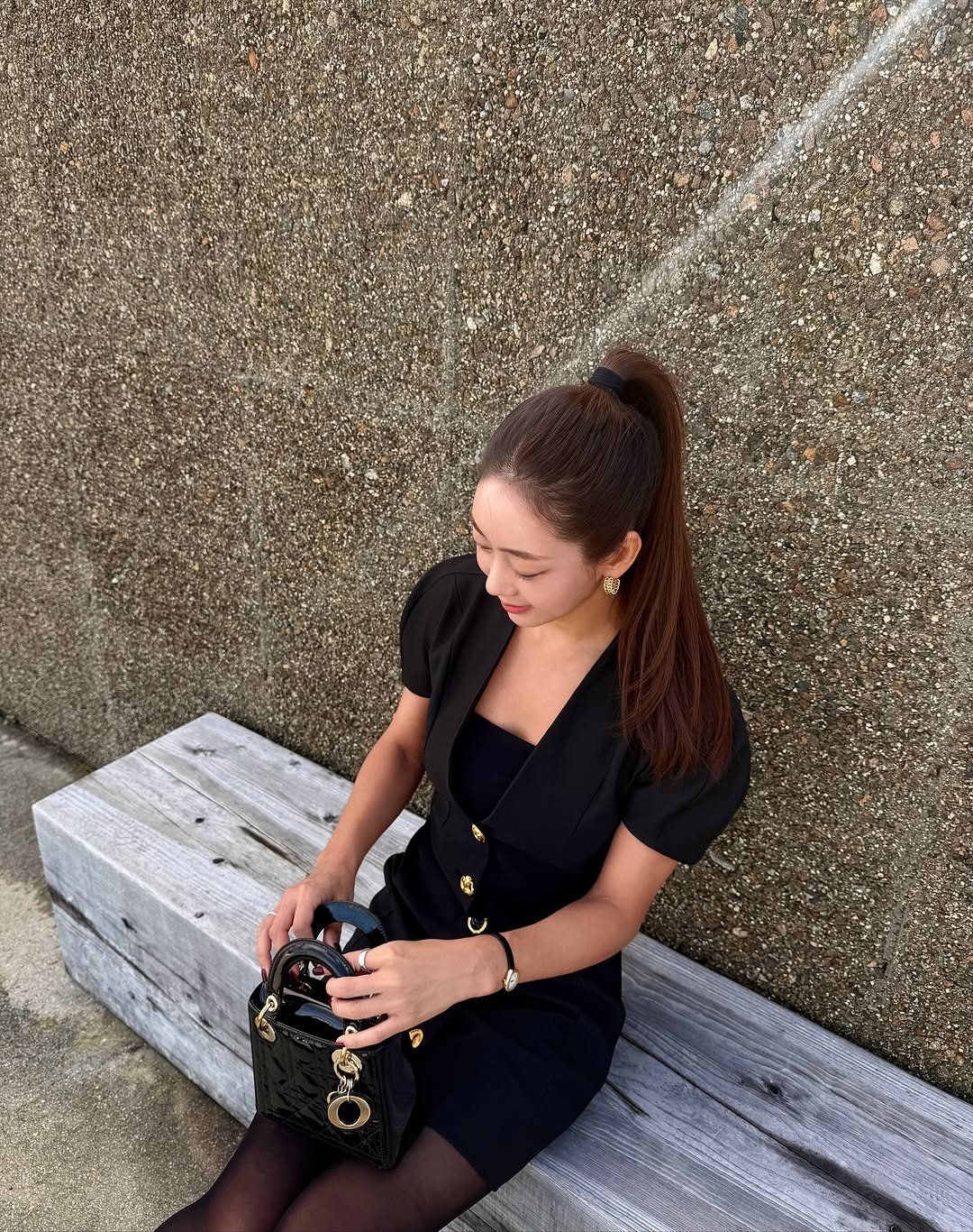 Photo shared by 오유희 유피마켓 on October 23, 2025 tagging @yupiyupi_up. May be an image of fishnet stockings, tights and text.