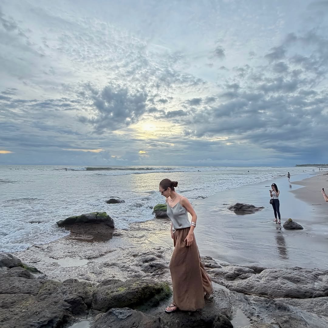 Photo shared by 오유희 유피마켓 on February 17, 2026 tagging @yupiyupi_up. May be an image of one or more people, twilight, beach, water and text.