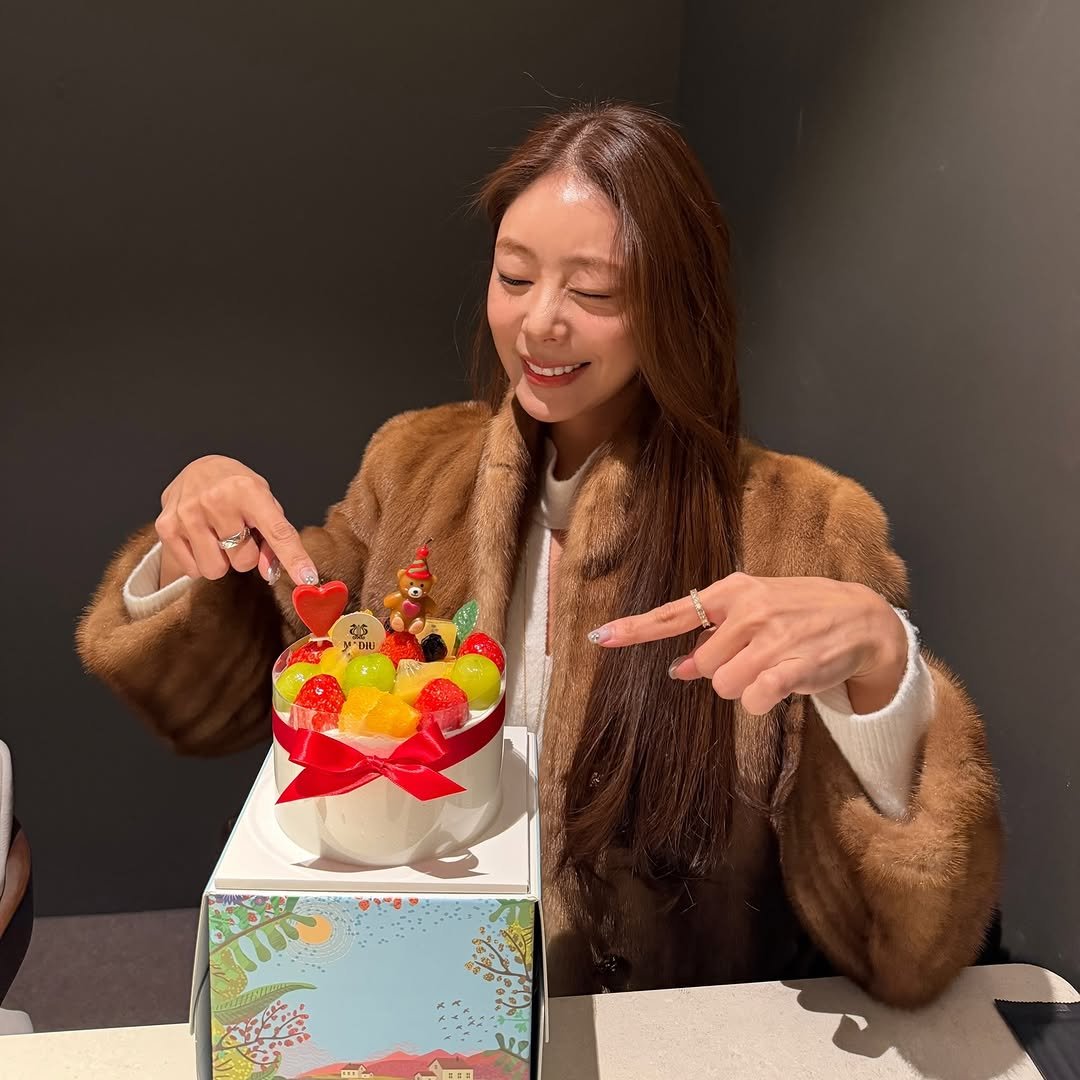 Photo shared by 오유희 유피마켓 on December 15, 2025 tagging @yupiyupi_up. May be an image of chiffon cake, duffle coat, fruitcake, strawberry and text.