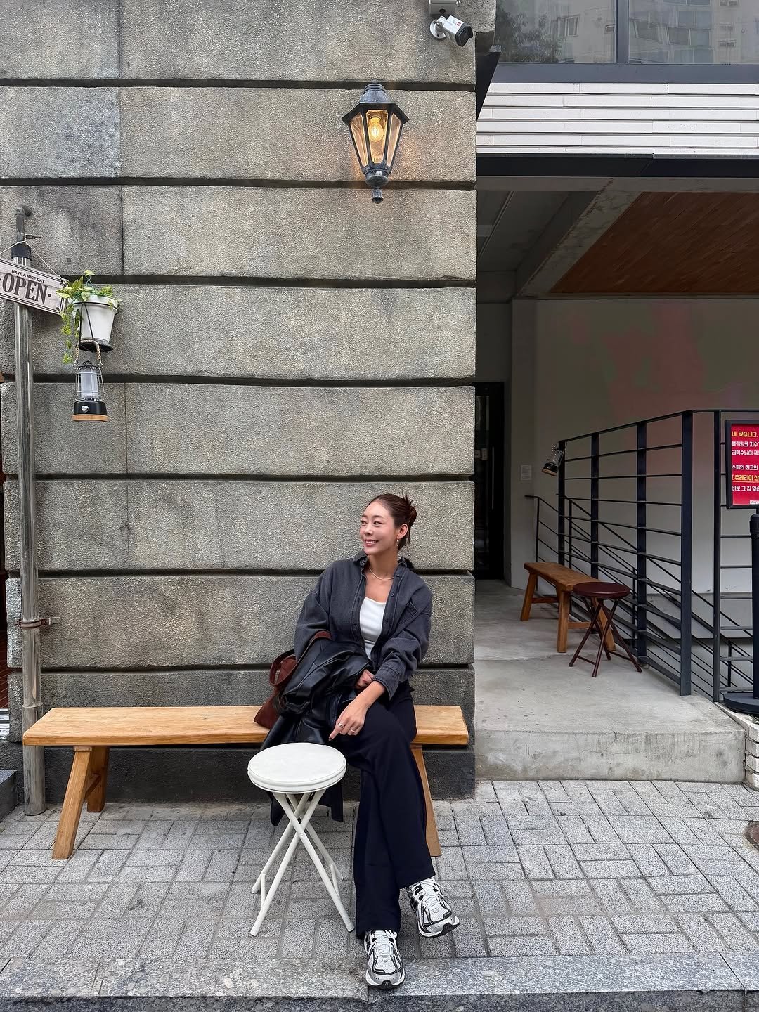 Photo by 오유희 유피마켓 on October 25, 2025. May be an image of overcoat, cornflower and text.