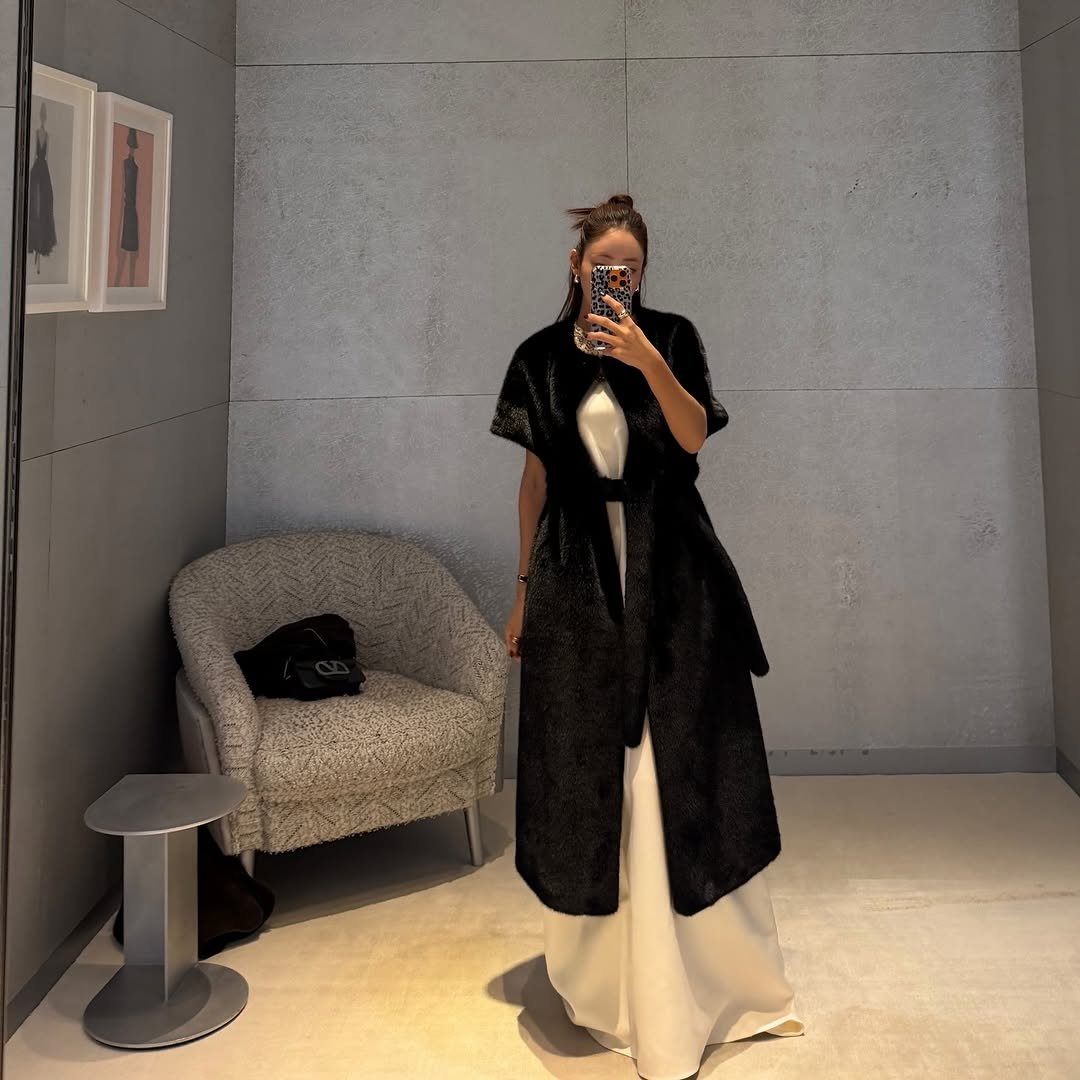 Photo by 오유희 유피마켓 on December 11, 2025. May be an image of overcoat, bath robe, robe and text.