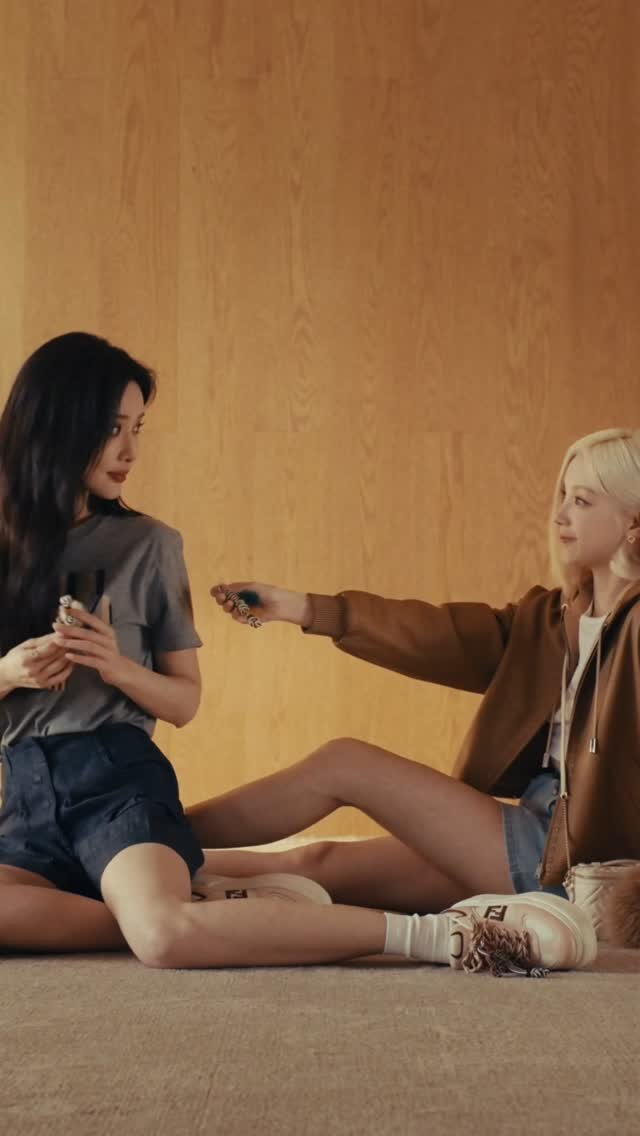yuqisong.923 게시물 이미지: #FendiAmbassador Song Yuqi and Meng Ziyi for...