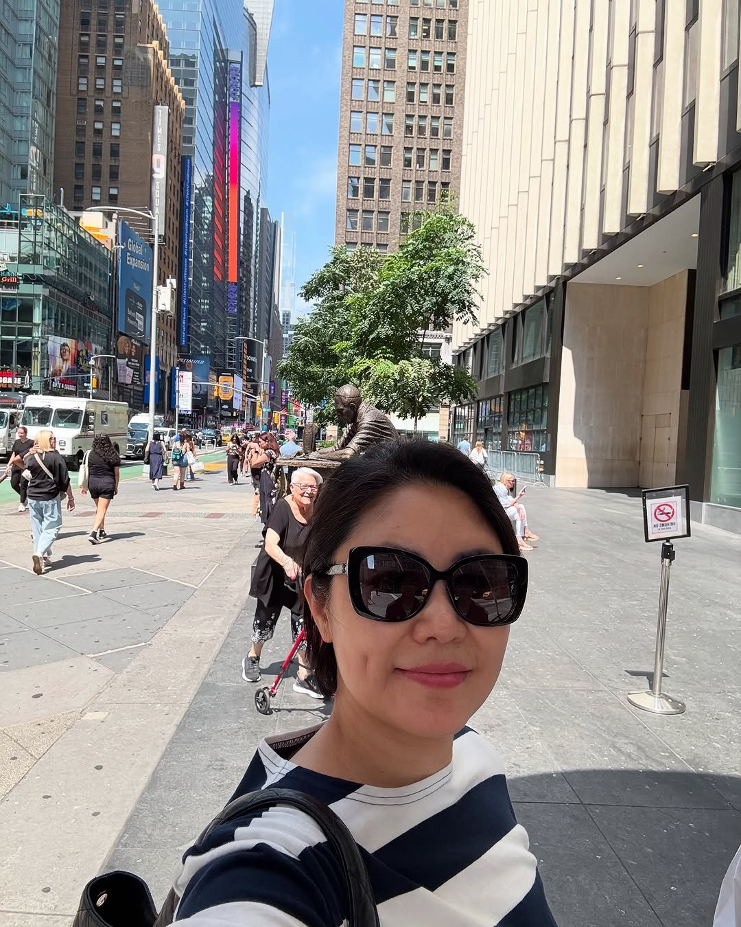 Photo by 유리스마 on July 24, 2025. May be an image of 4 people, Times Square, skyscraper and text.