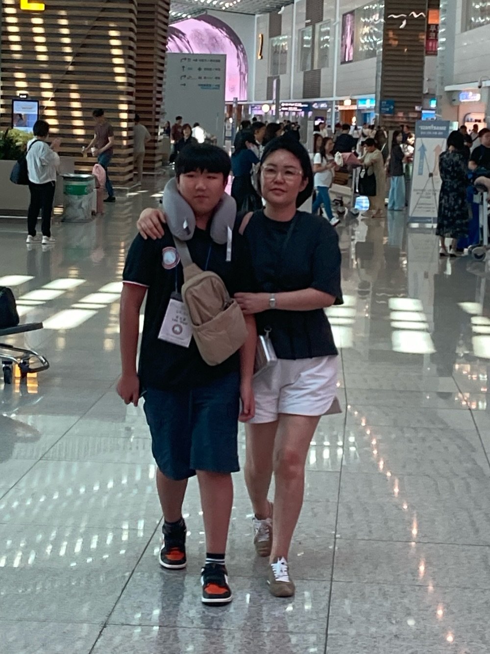 Photo by 유리스마 on August 12, 2025. May be an image of 8 people, terminal and text.