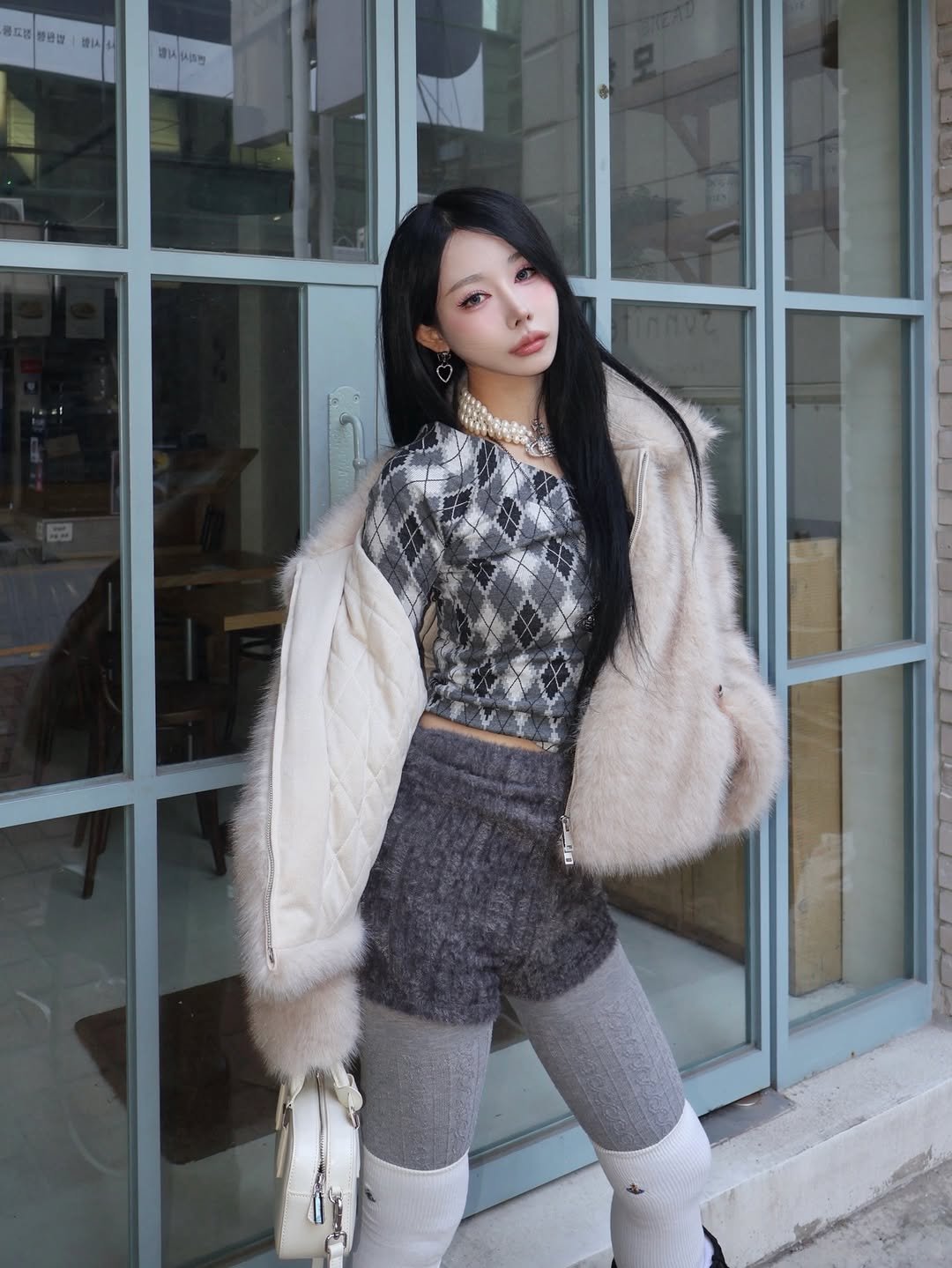 Photo shared by 유라 (李유라) on January 12, 2026 tagging @zigzag_korea, and @bei_delli. May be an image of sable coat, goosedown coat, duffle coat, overcoat, boots, tights, miniskirt, parka and text.