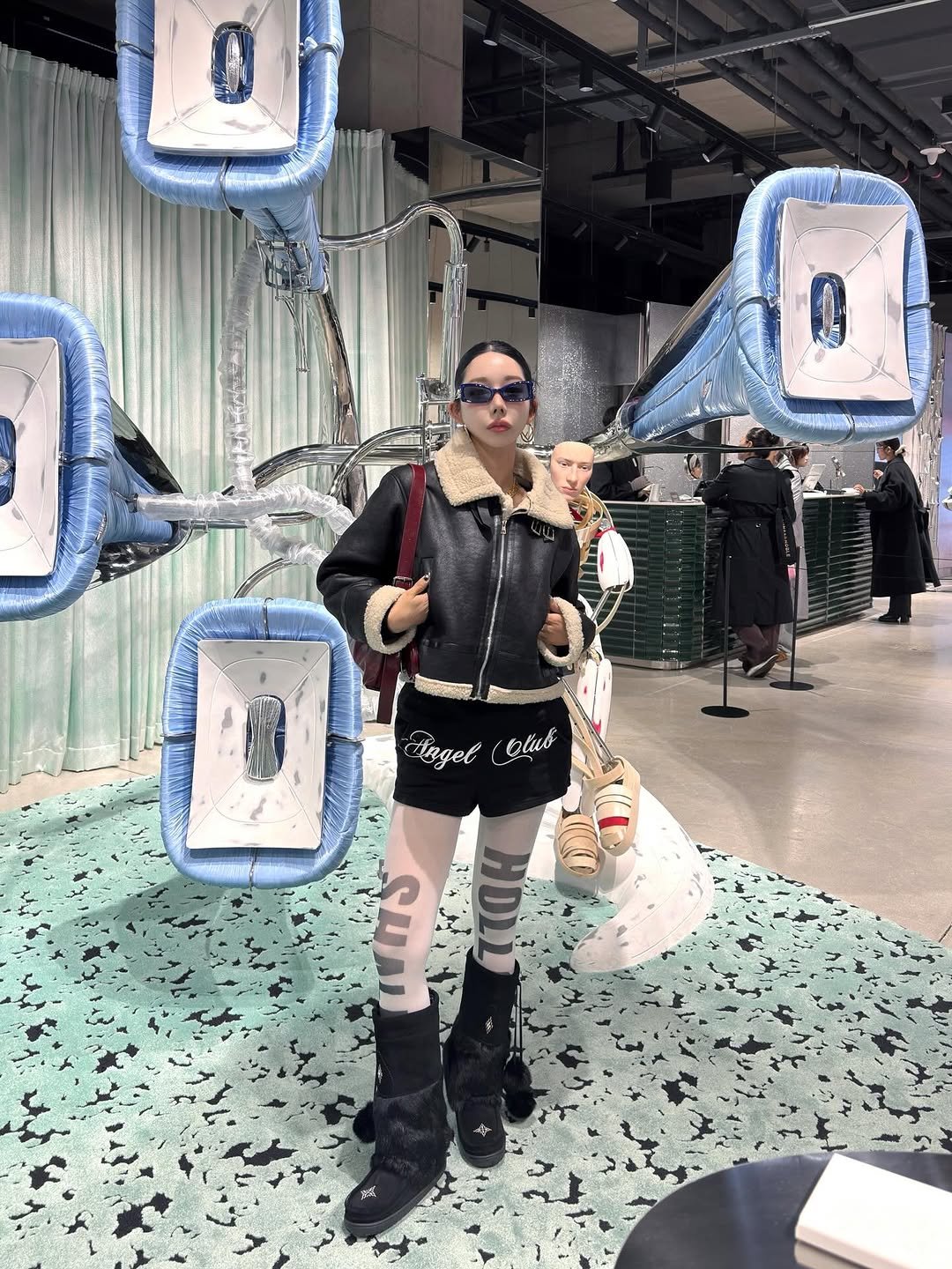 Photo shared by 유라 (李유라) on December 01, 2025 tagging @_morenne, @5oml_official, @illio_official, and @rhos_official. May be an image of phone, eyewear and text.