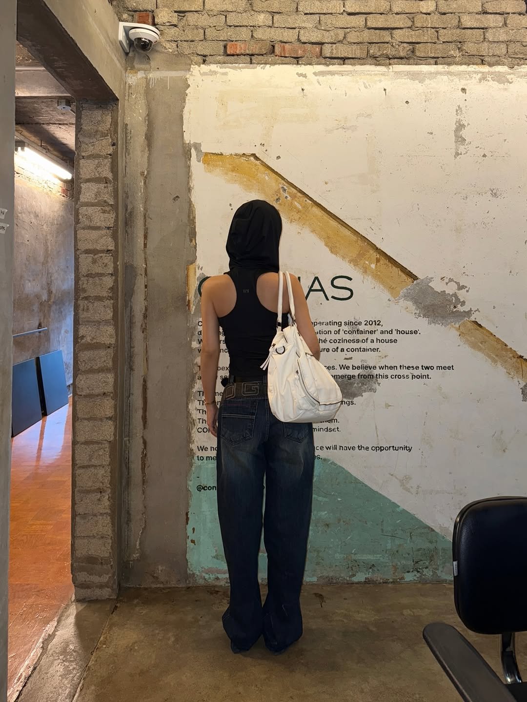 Photo shared by 유라 (李유라) on January 08, 2026 tagging @minoc_official, @bohemian_seoul, and @dogmaehks. May be an image of standing, sling, cornflower, brick wall and text.