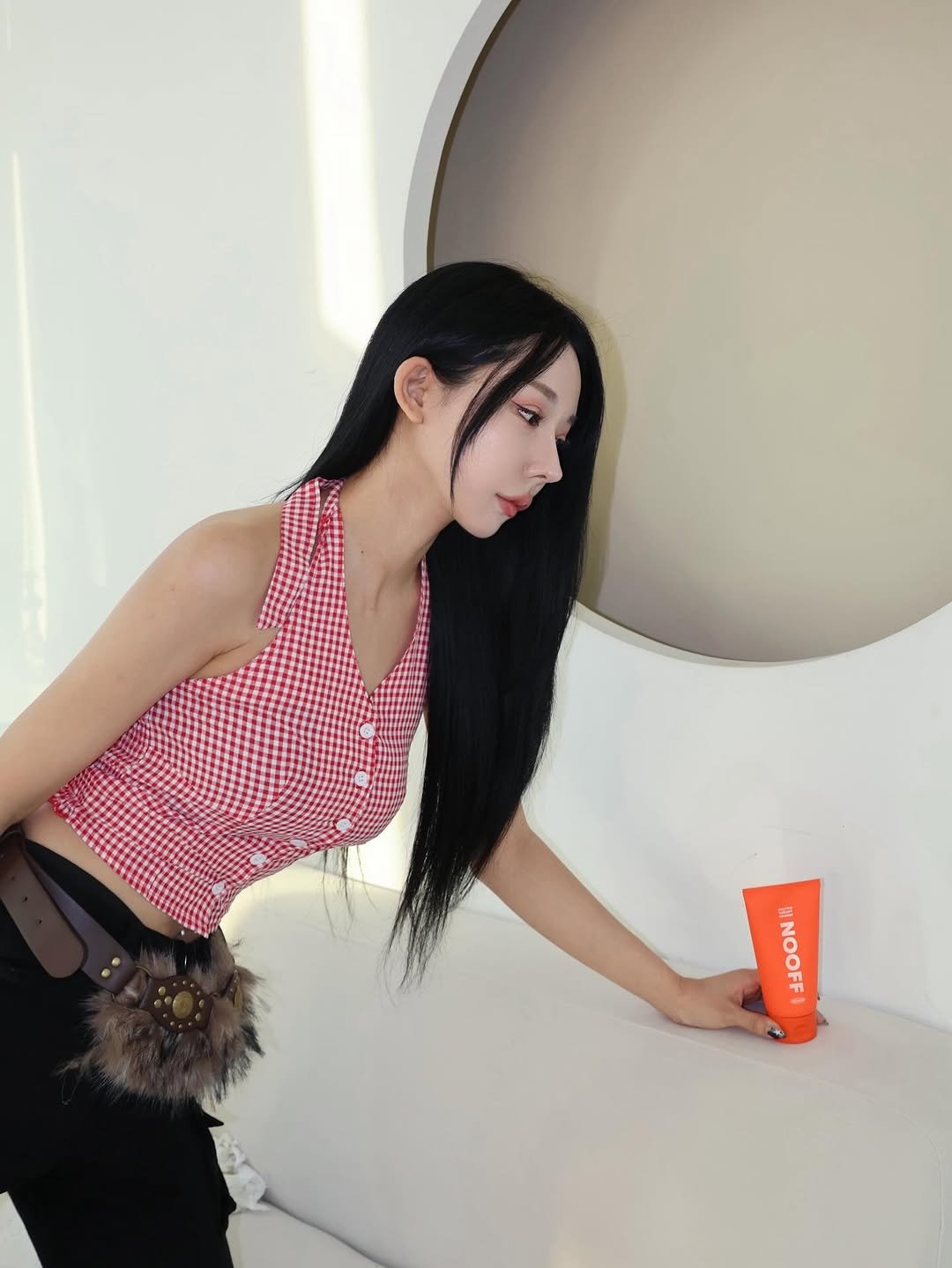 Photo shared by 유라 (李유라) on November 26, 2025 tagging @nooff_official. May be an image of hair product and text that says '매 MNOOFF'.