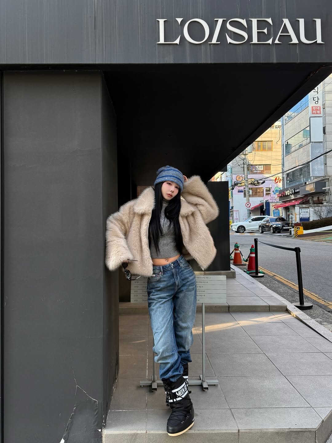 Photo shared by 유라 (李유라) on January 11, 2026 tagging @calvinklein, @mccoin.official, @moonboot, @bei_delli, and @bluecity_kr. May be an image of sable coat, goosedown coat, duffle coat, overcoat, beret, jacket, parka, street and text.