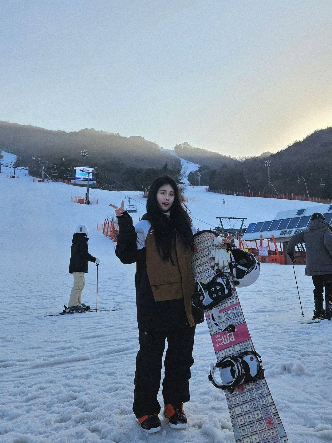 Photo by 유 지은 on January 18, 2026. May be an image of snowboarding, ski, ski slope and text.