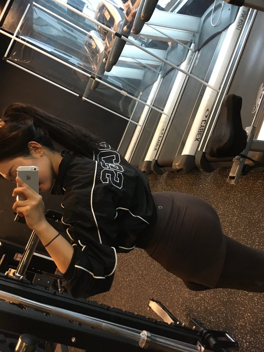 Photo by 유즈라이크 on November 03, 2025. May be a selfie of activewear, treadmill, sportswear, sweatpants and text.