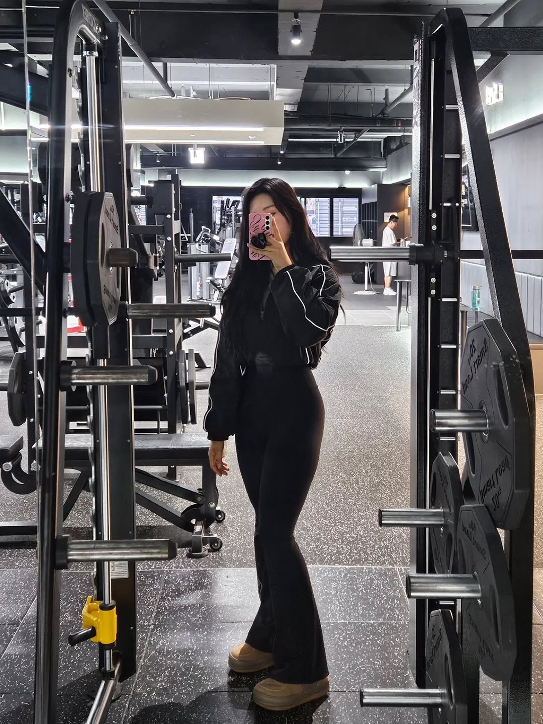 Photo by 유즈라이크 on October 13, 2025. May be a selfie of treadmill, sweatpants and mirror.