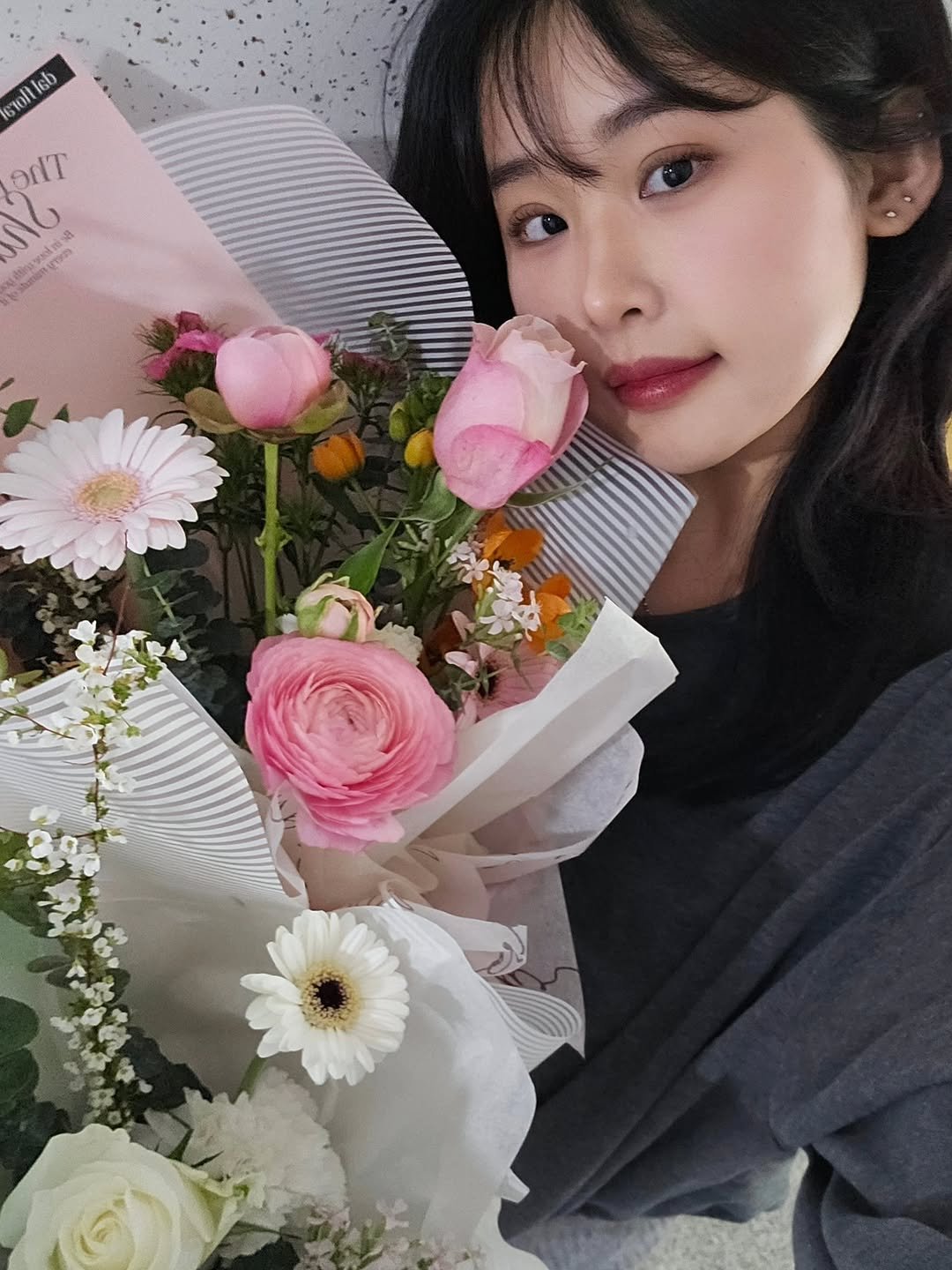 Photo by 유 지은 on March 31, 2026. May be an image of baby's-breath, prairie gentian, rose and text.