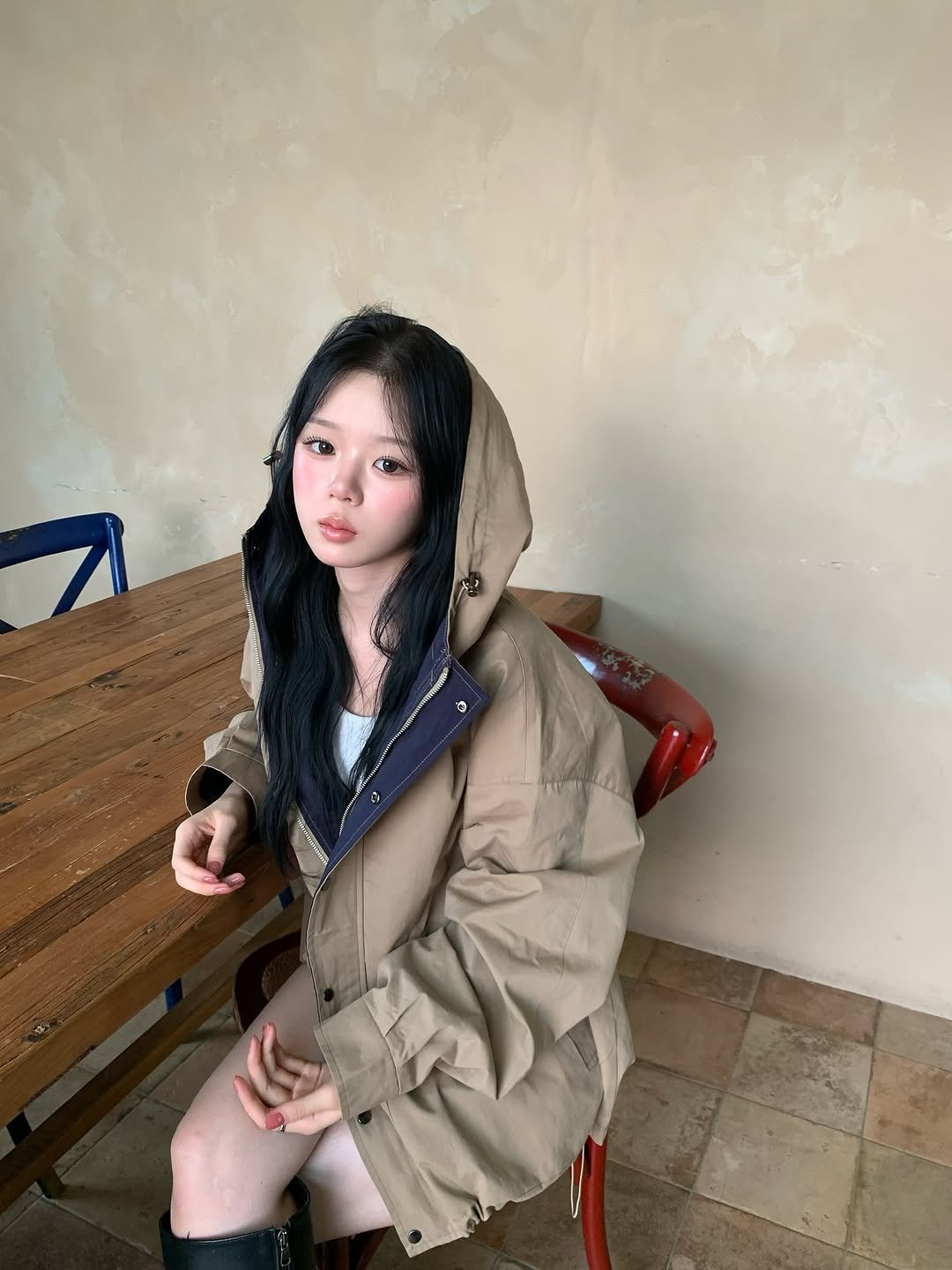 Photo shared by 홍유연 on September 13, 2025 tagging @u_bion_. May be an image of 1 person, overcoat, duffle coat, jacket, raincoat, parka, umbrella and text.