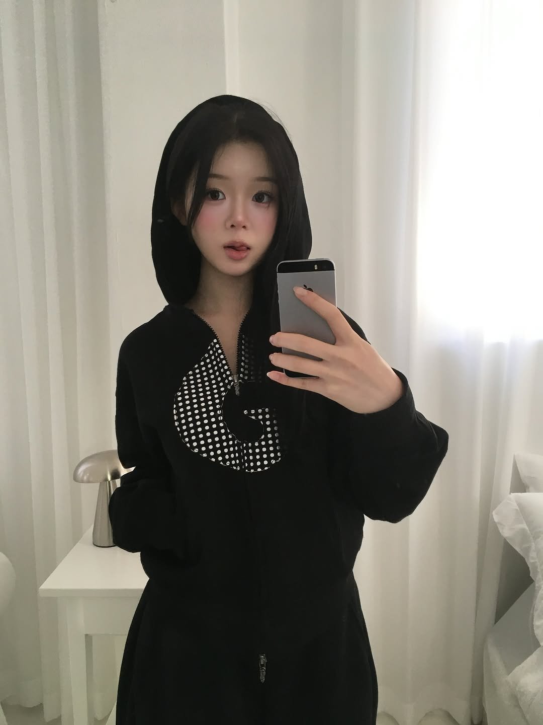 Photo by 홍유연 on October 21, 2025. May be an image of top, bath robe, parka, sweatshirt and text.