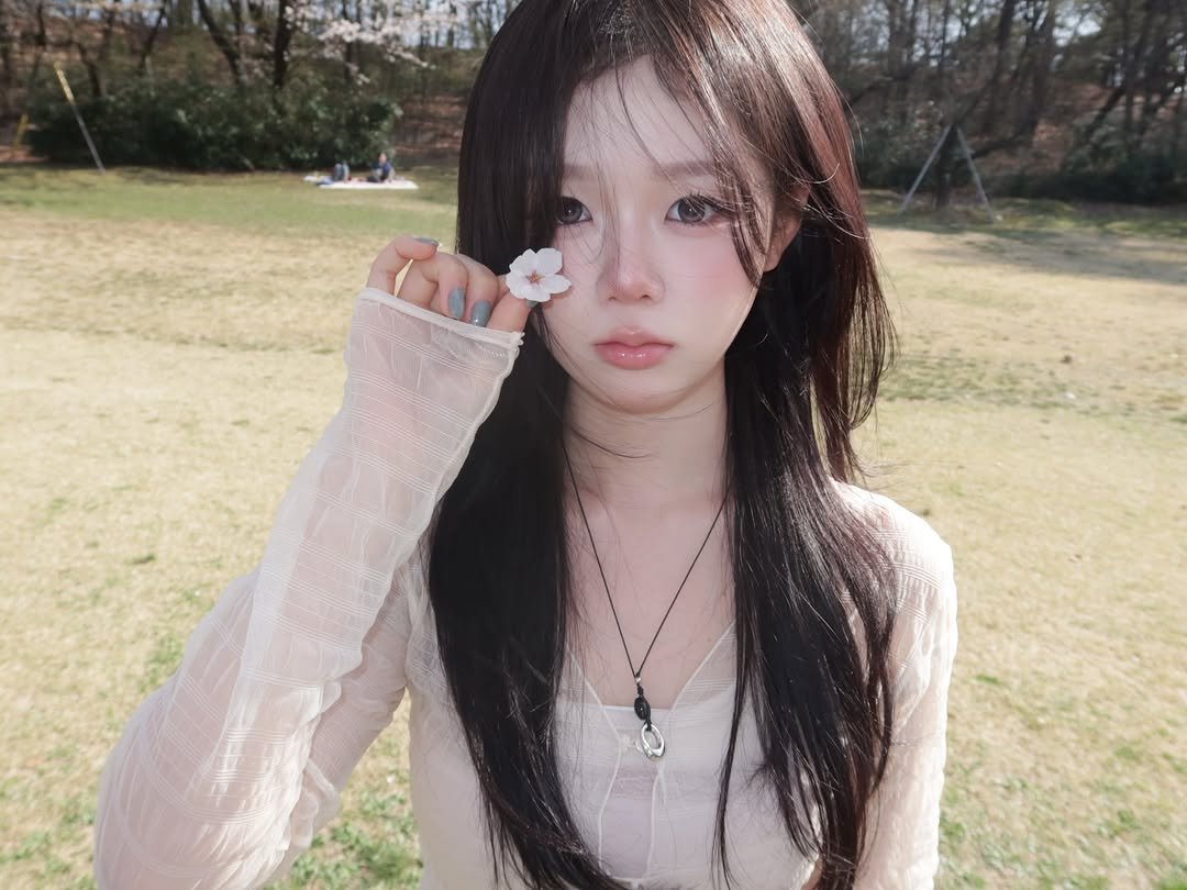 Photo by 홍유연 on April 02, 2026. May be an image of one or more people, hair, top, park and text.