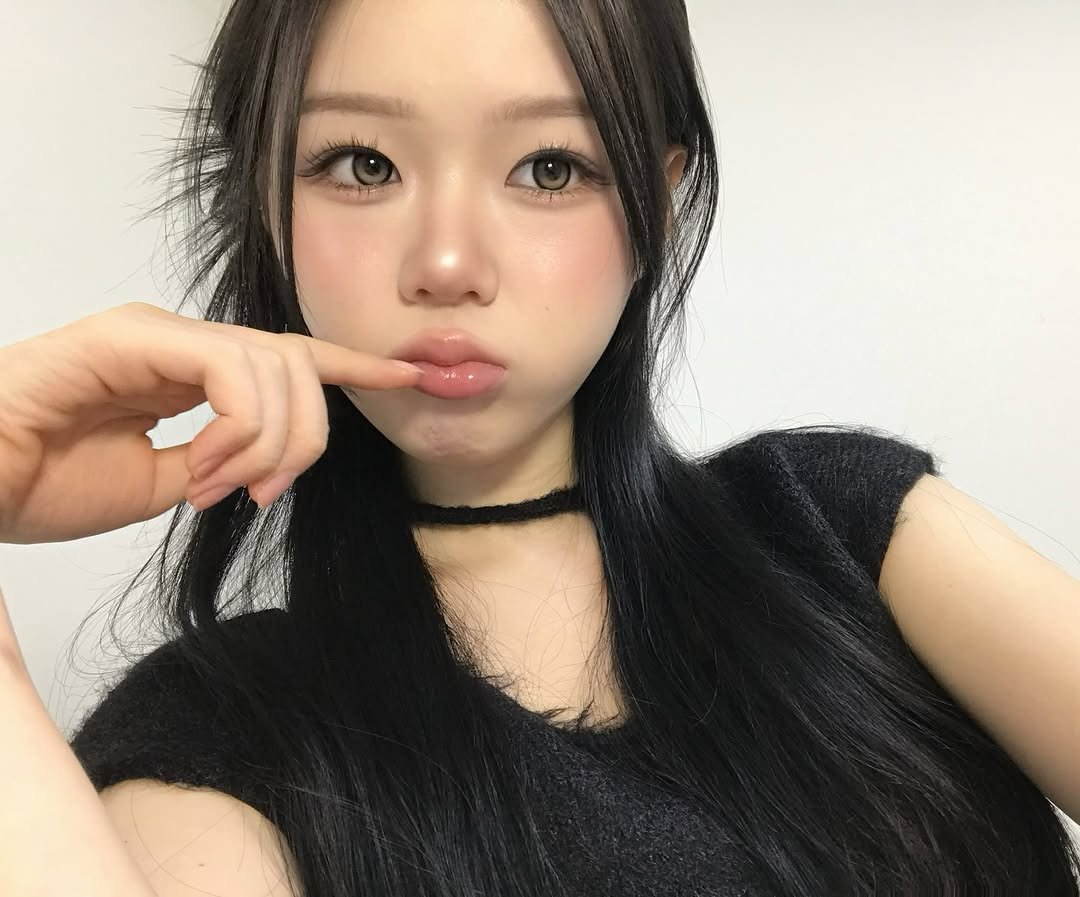 Photo by 홍유연 on December 10, 2025. May be a selfie of one or more people, hair, makeup and text.