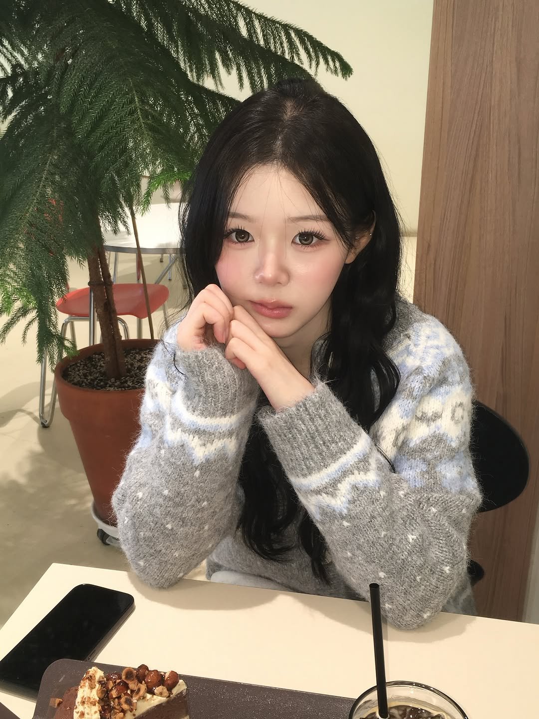 Photo shared by 홍유연 on November 06, 2025 tagging @u_bion_. May be an image of one or more people, hair, sweater, pie and text.