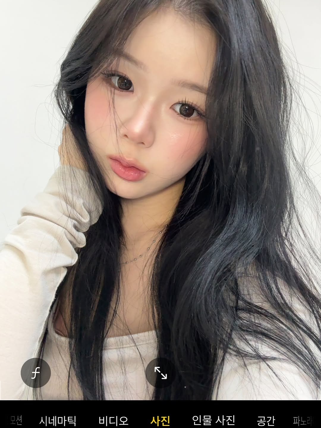 Photo by 홍유연 on December 13, 2025. May be an image of one or more people, hair, top and text that says 'f Ky ㅈ 시네마틱 비디오 사진 인물 사진 공간'.