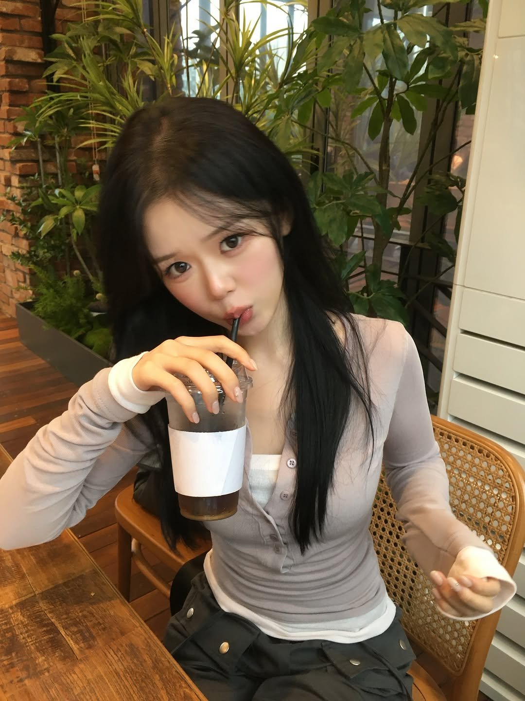 Photo by 홍유연 on October 06, 2025. May be an image of 1 person, hair, drink, cornflower and text.