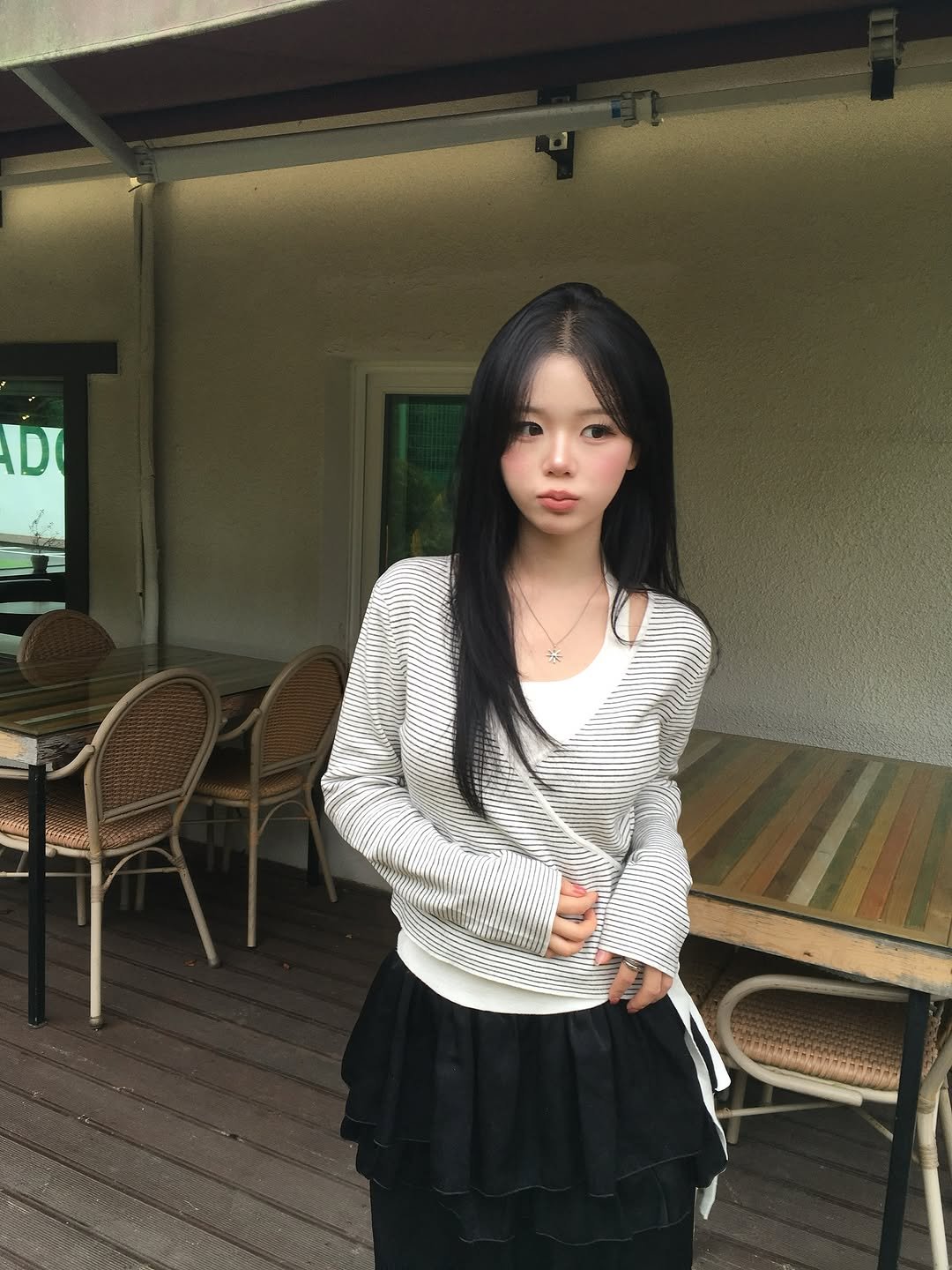 Photo by 홍유연 on September 22, 2025. May be an image of 1 person, hair, miniskirt, top and text.