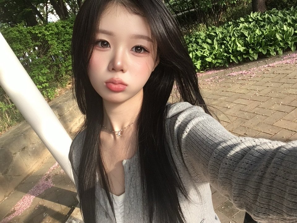 Photo by 홍유연 on April 17, 2026. May be an image of one or more people, hair and text.