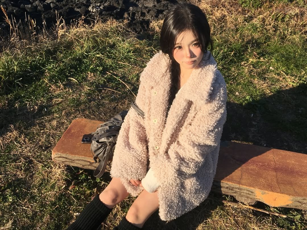 Photo by 홍유연 on December 30, 2025. May be an image of duffle coat, overcoat, fur coat, parka, grass and text.