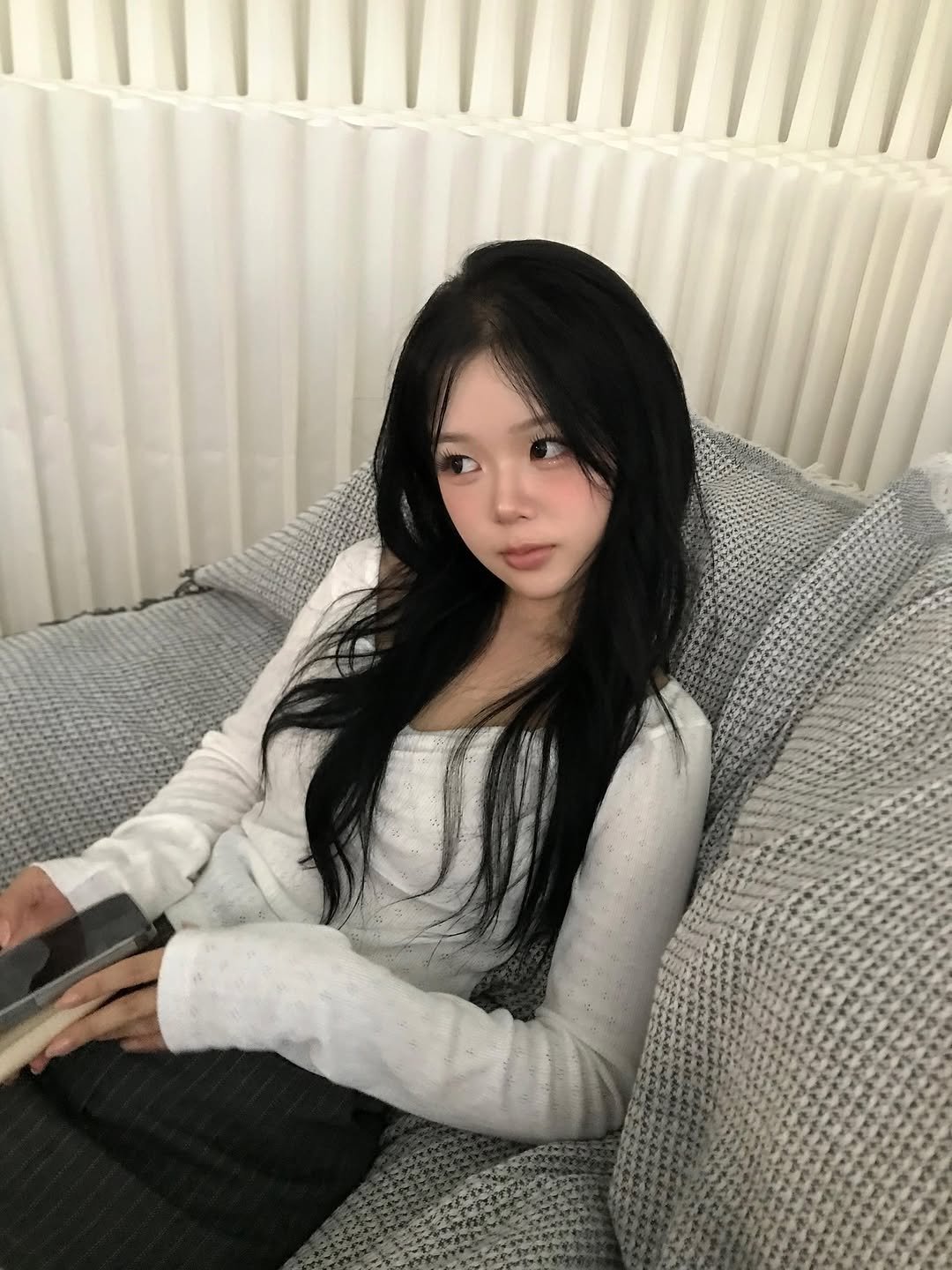 Photo by 홍유연 on September 01, 2025. May be an image of 1 person, hair, sleepwear, chaise lounge, beanbag chair, bedroom and text.