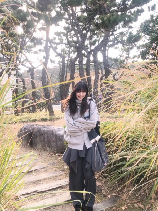 Photo shared by 쿠즈아카이브 on December 24, 2025 tagging @yxxnharang. May be an image of parka, grass, park and text.