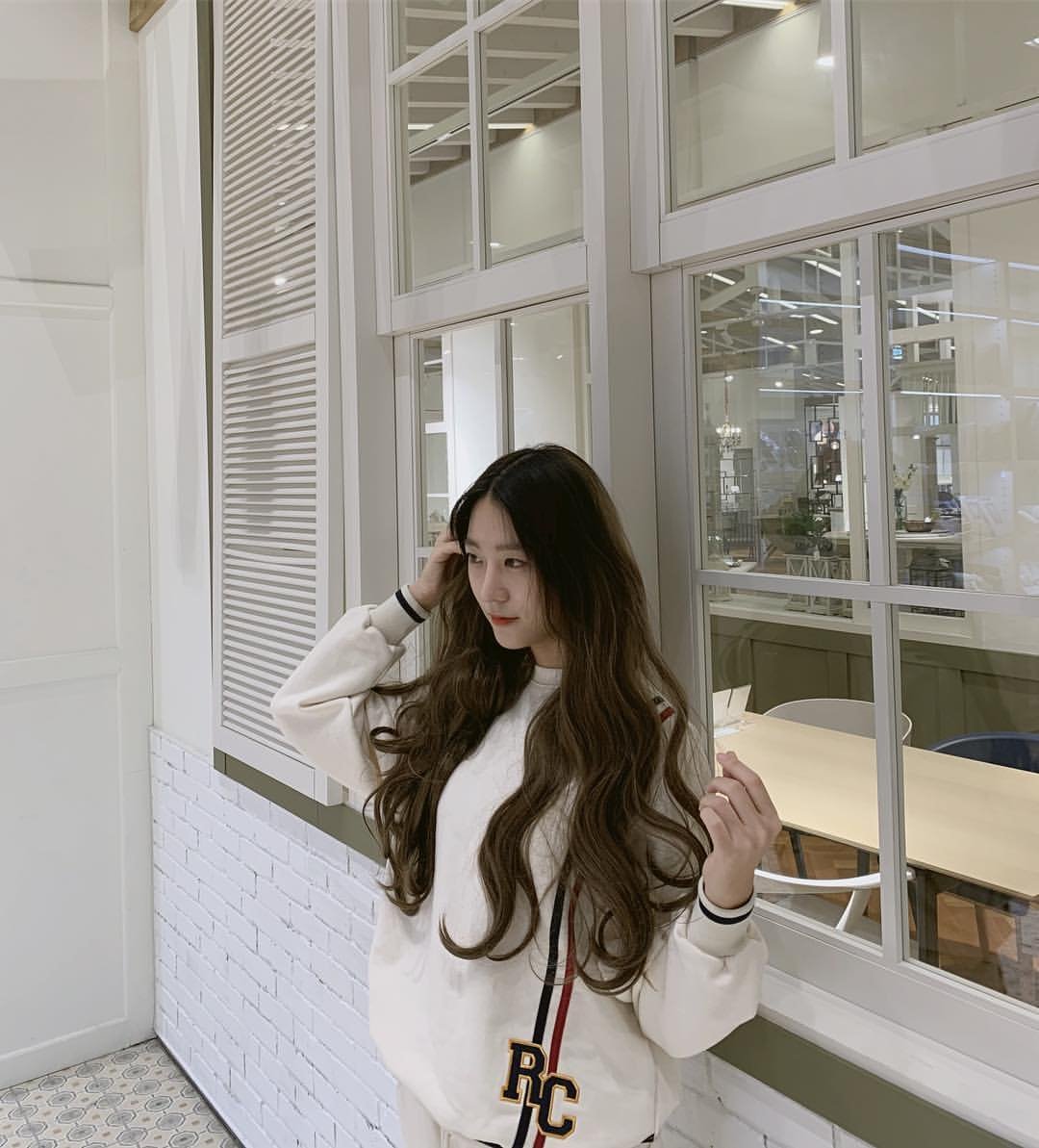 Photo shared by 하랑 on February 15, 2019 tagging @romanticcrown_seoul.