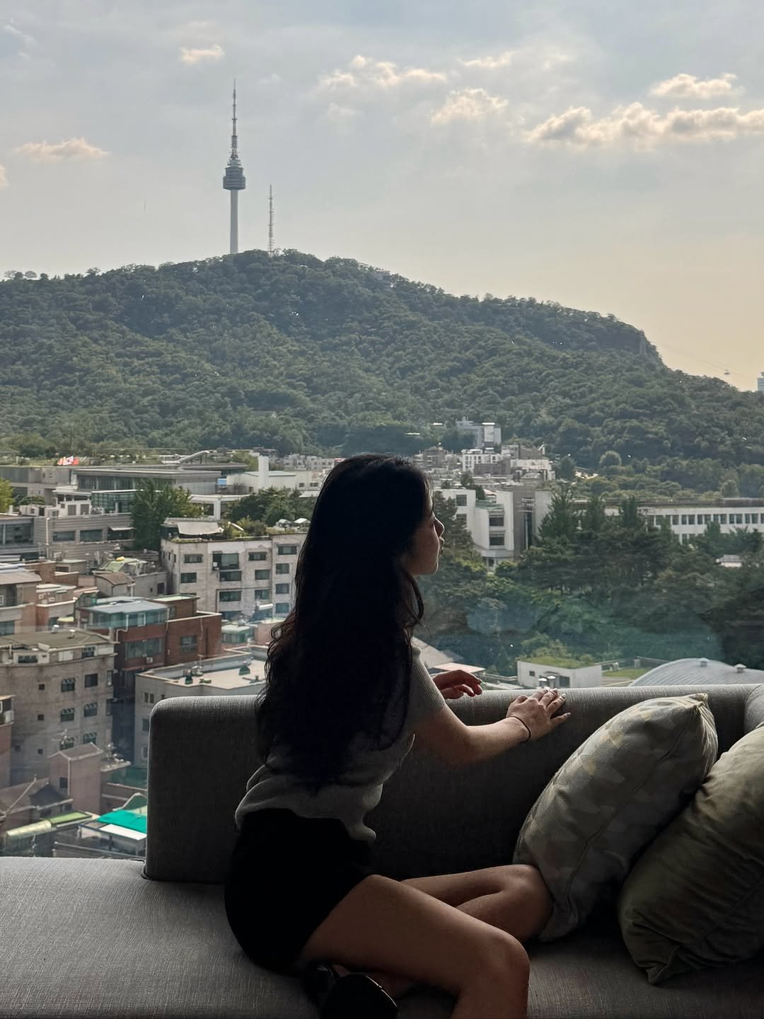 Photo by 이윤선 on August 23, 2025. May be an image of 1 person, Victoria Peak, the CN Tower and text.